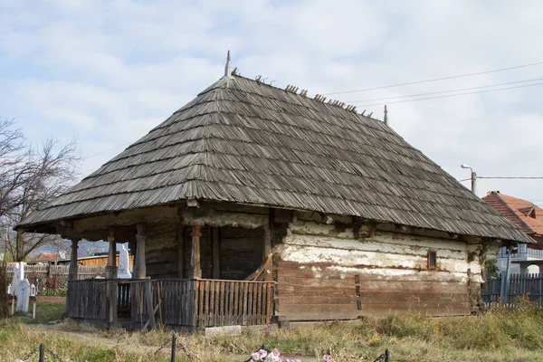 Antiguo estilo rumano iglesia de madera — Foto de Stock