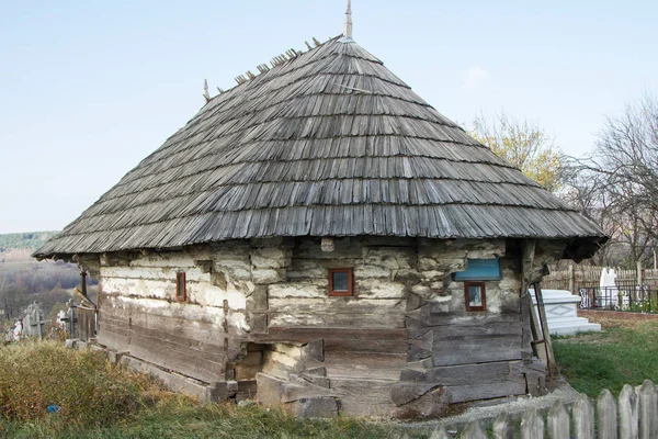 Stary drewniany kościół rumuński styl — Zdjęcie stockowe