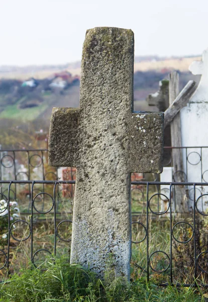 Régi kő kereszt a temetőben — Stock Fotó