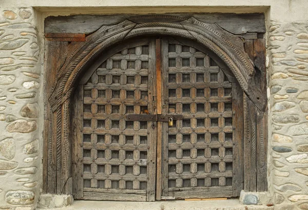 Vecchia porta in legno intagliato — Foto Stock