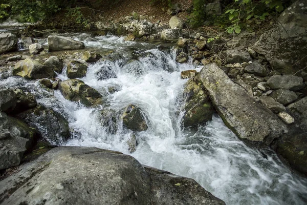 Βουνό άγριο ποτάμι ρέει μέσα από βράχους — Φωτογραφία Αρχείου
