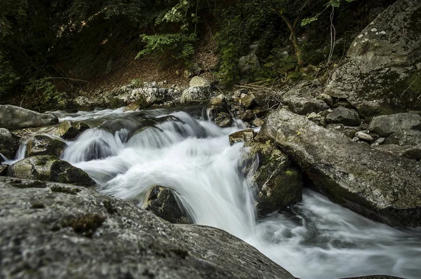 Fiume selvaggio di montagna che scorre tra le rocce — Foto Stock