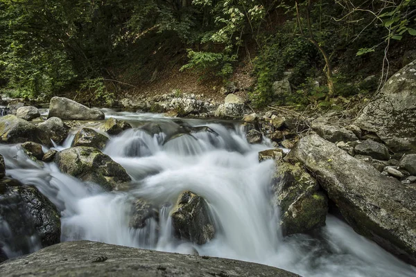 Fiume selvaggio di montagna che scorre tra le rocce — Foto Stock