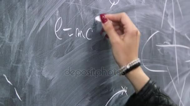 Der Student schreibt eine Formel auf die Tafel. — Stockvideo