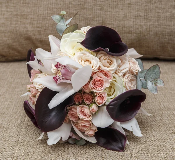 Ramo de bodas con orquídeas y rosas sobre un fondo de lona —  Fotos de Stock