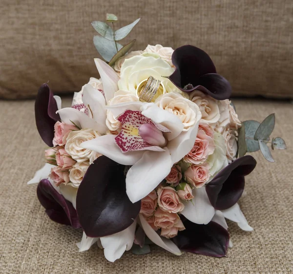 Wedding bouquet and rings closeup — Stock Photo, Image