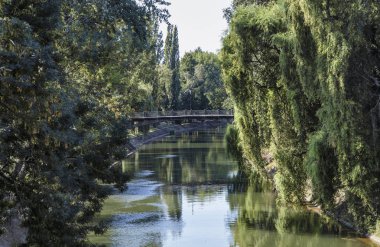 Timisoara, Romanya - 08 Eylül 2017: Görünümünde Bega Nehri'nin üzerinde 08 Eylül 2017 Timisoara.