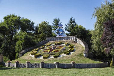 Timisoara, Romanya - 08 Eylül 2017: Büyük çiçek saat kentin ana turistik merkezlere 08 Eylül 2017 üzerinde Timisoara biridir.