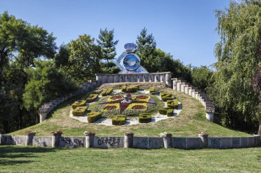 Timisoara, Romanya - 08 Eylül 2017: Büyük çiçek saat kentin ana turistik merkezlere 08 Eylül 2017 üzerinde Timisoara biridir.