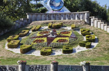Timisoara, Romanya - 08 Eylül 2017: Büyük çiçek saat kentin ana turistik merkezlere 08 Eylül 2017 üzerinde Timisoara biridir.