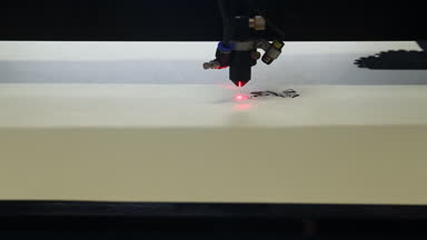 Yüksek hassasiyetli Cnc lazer iş başında. Işın lazer oyma karton kurulu kesip. Modern teknolojiler yüksek hassasiyetli parçaları almak için izin. 