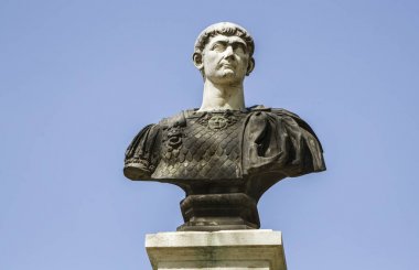 Drobeta Turnu-Severin, Romania-Nisan 04: 04 Nisan 2018 yılında Drobeta Turnu-Severin üzerinde Roma İmparator Trajan'ın heykeli.