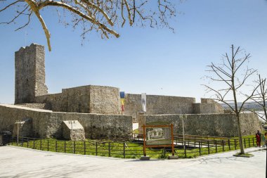 Drobeta Turnu-Severin, Romania-Nisan 04: 04 Nisan 2018 yılında Drobeta Turnu-Severin üzerinde ortaçağ kalesi kalıntıları.