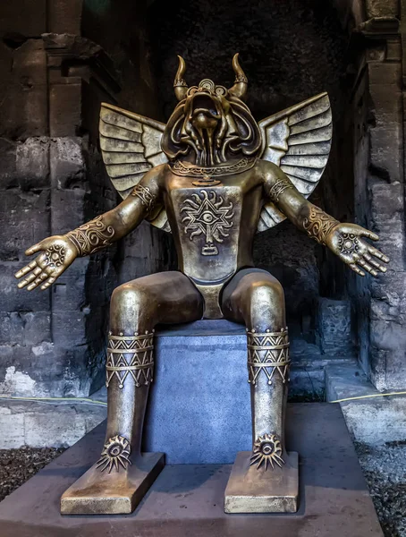 Roma, İtalya - 01 Aralık 2019: Pagan tanrısı Moloch 'un (Molech) heykeli İtalya' daki Kolezyum 'un girişine yerleştirildi