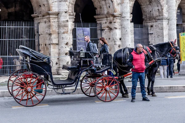 Rzym Włochy Grudnia 2019 Powóz Czeka Klientów Pobliżu Koloseum Rzymie — Zdjęcie stockowe