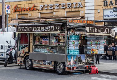 Roma, İtalya - 01 Aralık 2019: Roma, İtalya 'da dondurma, fast food ve şeker kamyonu