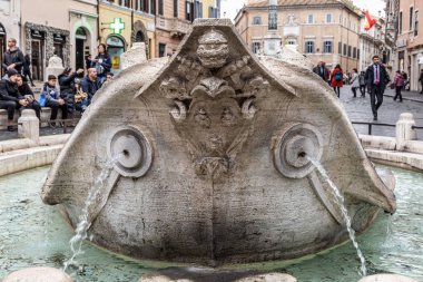 Roma, İtalya - 02 Aralık 2019: Roma, İtalya 'da İspanyol meydanında (Piazza di Spagna) Tekne Çeşmesi (Fontana della Barcaccia)