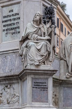 Roma, İtalya - 02 Aralık 2019: Roma, İtalya 'daki İspanyol meydanında (Piazza di Spagna) sütun
