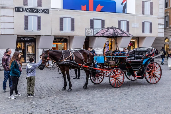 Roma Italia Diciembre 2019 Carruaje Que Espera Los Clientes Plaza —  Fotos de Stock