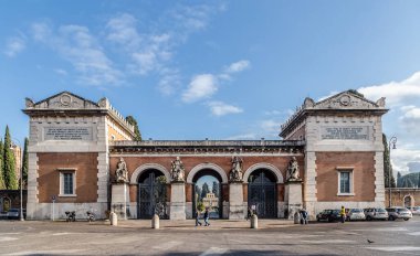Roma, İtalya - 07 Aralık 2019: Roma, İtalya 'da San Lorenzo yakınlarındaki ünlü Campo Verano Mezarlığı Girişi (Cimitero Monumentale Al Verano)