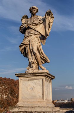 Roma, İtalya - 06 Aralık 2019: Roma, İtalya 'daki Saint Angelo Köprüsü heykelleri