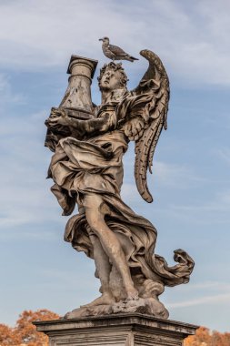 Roma, İtalya - 06 Aralık 2019: Roma, İtalya 'daki Saint Angelo Köprüsü heykelleri