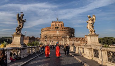 Roma, İtalya - 06 Aralık 2019: Roma, İtalya 'daki Saint Angelo Kalesi ve Köprüsü