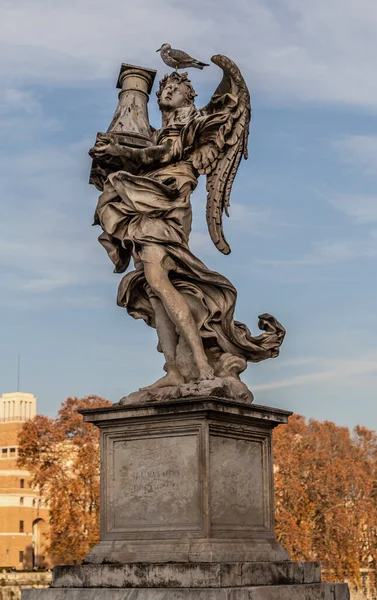 Roma, İtalya - 06 Aralık 2019: Roma, İtalya 'daki Saint Angelo Köprüsü heykelleri