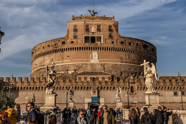 Roma, İtalya - 06 Aralık 2019: Roma, İtalya 'daki Saint Angelo Kalesi ve Köprüsü