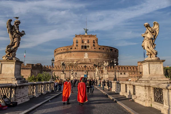 Roma, İtalya - 06 Aralık 2019: Roma, İtalya 'daki Saint Angelo Kalesi ve Köprüsü