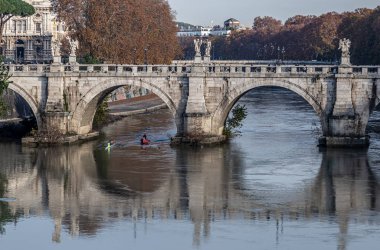Roma, İtalya - 06 Aralık 2019: Kayak üzerine eğitim gören insanlar grubu. Vittorio Emanuele Ii köprüsünün yakınlarında yüzen tekne gezisi. Turistik Tekne Turu. Roma, İtalya 'da
