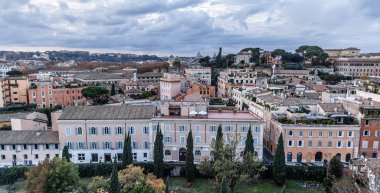 Roma, İtalya - 02 Aralık 2019: Roma, İtalya 'daki İmparatorluk Sarayı yakınlarındaki tarihi merkezde binalar. Üst Manzara. Hava görüntüsü. Panorama.