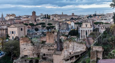 Roma, İtalya - 02 Aralık 2019: Roma, İtalya 'daki İmparatorluk Sarayı yakınlarındaki tarihi merkezde binalar. Üst Manzara. Hava görüntüsü. Panorama.