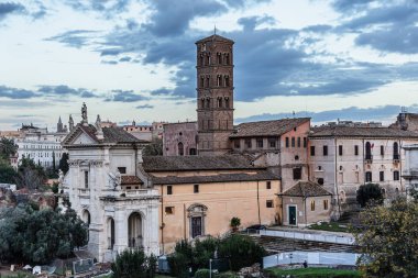 Roma, İtalya - 02 Aralık 2019: Roma, İtalya 'daki İmparatorluk Sarayı yakınlarındaki tarihi merkezde binalar. Üst Manzara. Hava görüntüsü. Panorama.