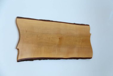 Eskimiş beyaz duvarda beyaz ahşap levhalar, eski model görüntüler.