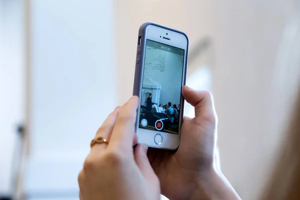 KOROSTEN - NOV, 10, 2019: pessoas desfocadas mão segurar telefone tomar ph — Fotografia de Stock