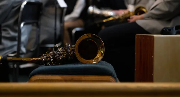 Zbliżenie na saksofon, który leży na miękkim krześle. — Zdjęcie stockowe