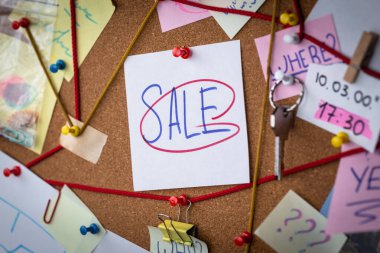 İndirimli arama kavramı. Dedektiflik kurulunun yakın çekim görüntüsü