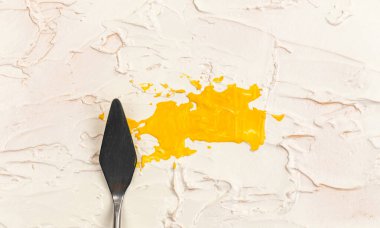 Krem rengi arka planda izole edilmiş bir palet bıçağı. 