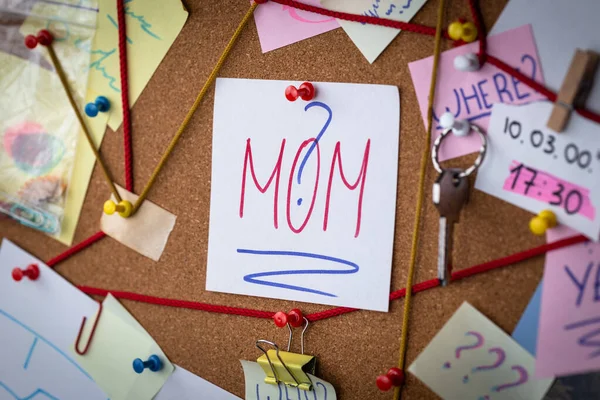 Mam 's zoekconcept. Close-up van een detectivebord met bewijs — Stockfoto