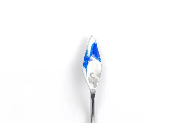 Uma faca de paleta de pintura isolada em uma pintura de fundo branco — Fotografia de Stock