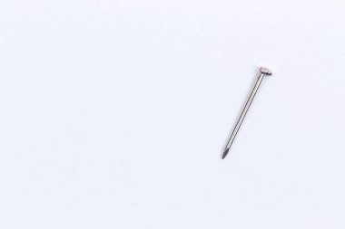 Fotokopi alanı olan beyaz bir arkaplanda izole edilmiş galvanize çivi