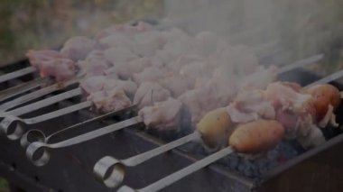 man barbekü ızgara üzerinde et pişirme. Izgarada Şişlerde Izgara lı Et. Lezzetli ızgara yemekler. Ateşte hazırlanan domuz eti.