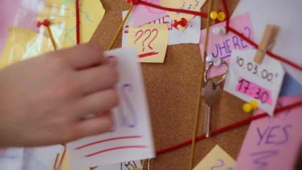 Krisenkonzept. Nahaufnahme einer Detektei mit Beweisen. In der Mitte steckt Frauenhand ein weißes Blatt Papier mit der Aufschrift Krise — Stockvideo