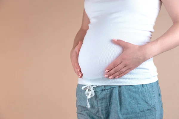 Автентичний крупним планом знімок молодої вагітної жінки в піжамі є — стокове фото