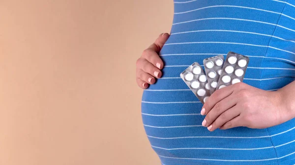 Una visione ravvicinata della pancia di una donna incinta in un T-shi blu — Foto Stock