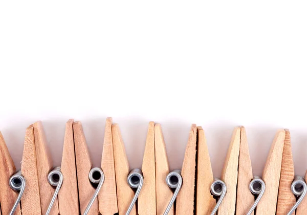 Conjunto de clothespins isolados em fundo branco com espaço de cópia — Fotografia de Stock