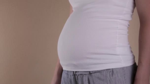 Close up pancia donna incinta fare rock simbolo. Incinta che abbraccia pancia a casa. Concetto di maternità. Doccia per bambini — Video Stock