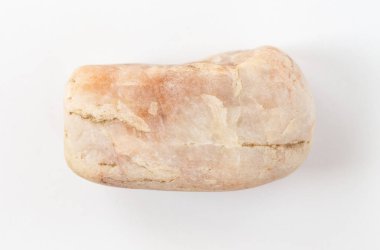 Mineral taşlı yakın plan beyaz arka planda izole edilmiş. Bir parça.