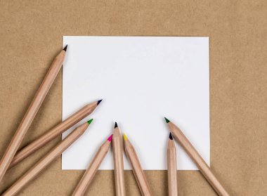 Defter boş, renkli kalem maketi kompozisyonu. Geri dön